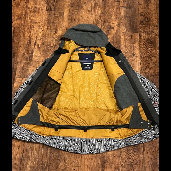 Free shipping! Like new Trendy Roxy light winter coat - Picture 2 of 5